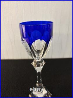 Verre bleu foncé modèle Chambord cristal de Saint Louis