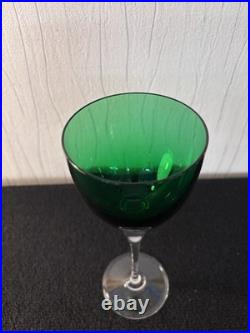 Verres à vin modèle Amadeus vert foncé cristal de Saint Louis
